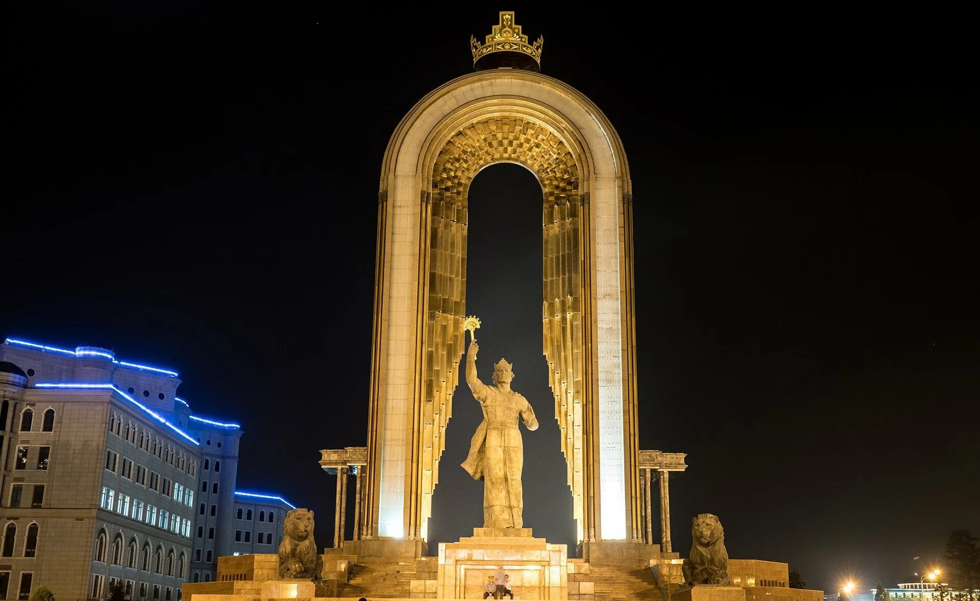 Исмаила Самани памятник Таджикистан. Душанбе столица памятник Самани. Таджикистан памятник Исмаилу Самани в Душанбе.