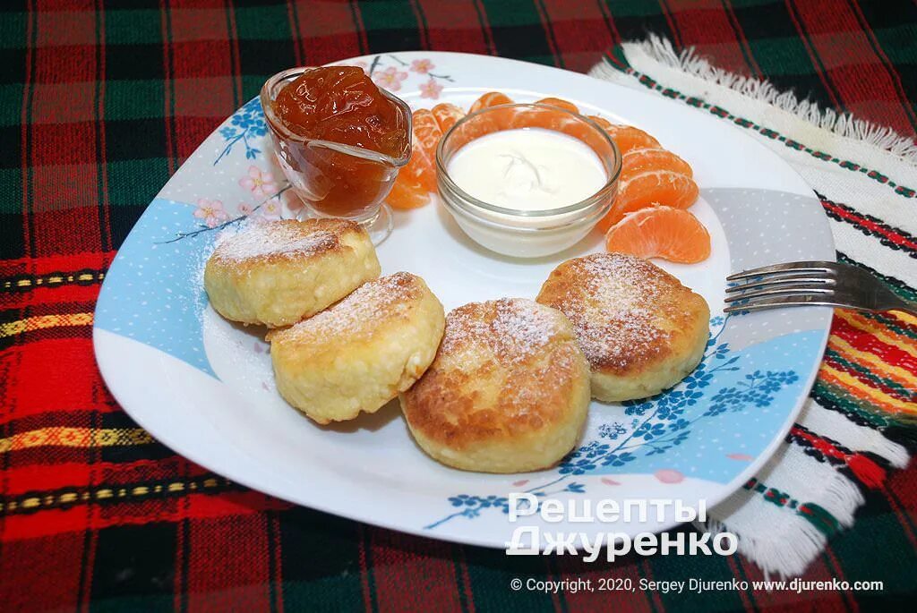 Пышные сырники с манкой без муки. Сырники с манкой и яблоками. сырники деревенские. сырники в духовке с манкой и яблоками. сырники с манкой.