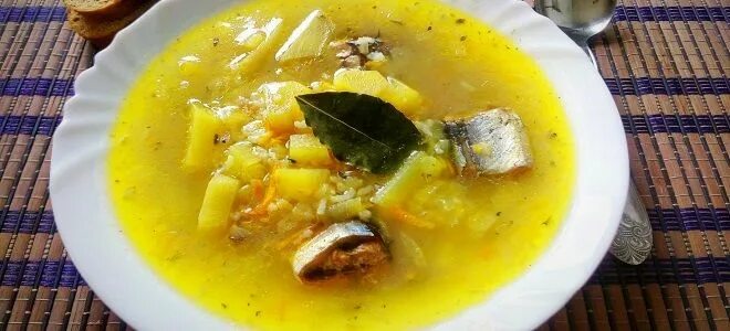 Суп из консервы иваси натуральной с рисом. Рыбный суп из иваси. Рыбный суп из иваси. Суп с сайрой. Уха из консервы иваси.