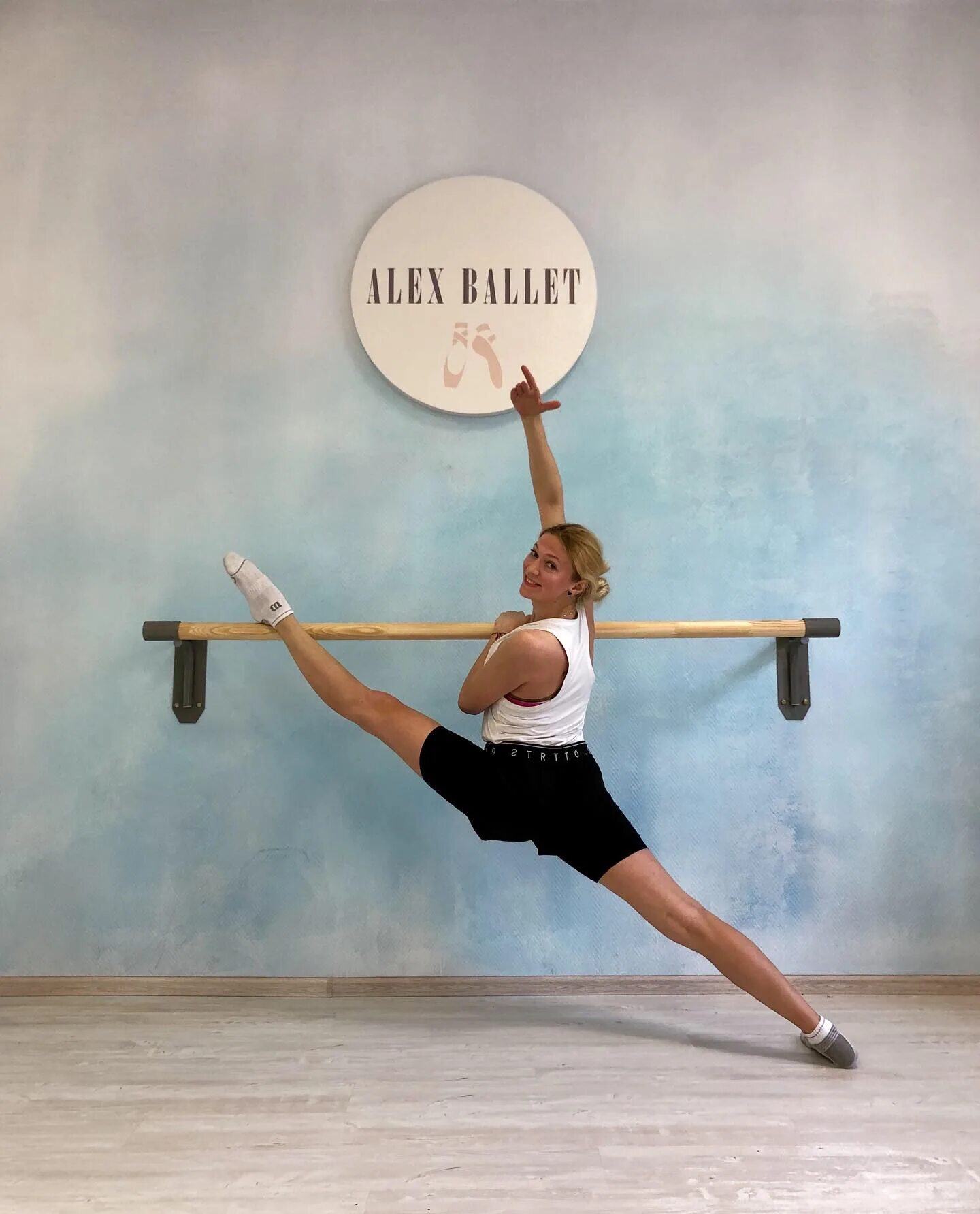 Alex Ballet. Алекс балет студия Москва. Alex Ballet Studio белорусская. Stretching танцы.