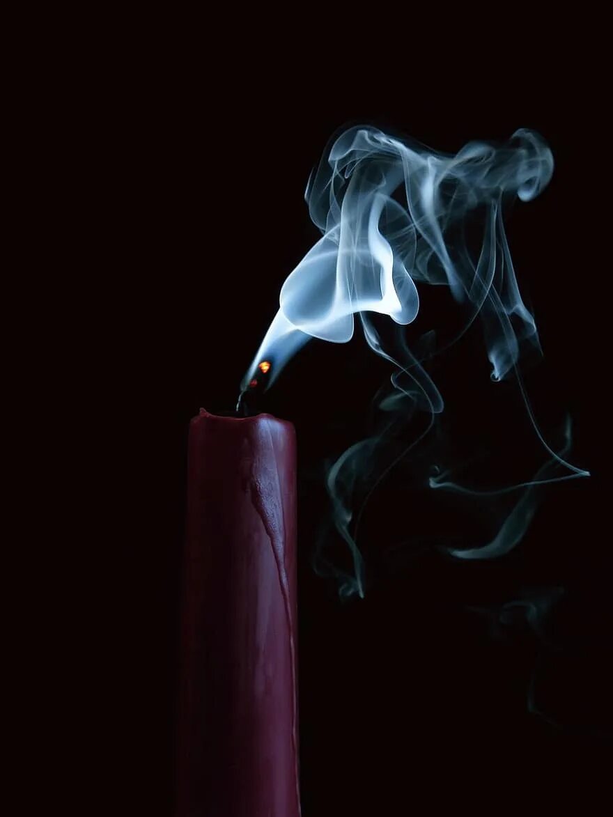 Черный дым от свечки. Огонь от свечи дым. Потухшая свеча. Погасшая свеча. Дымок от потухшей свечи.