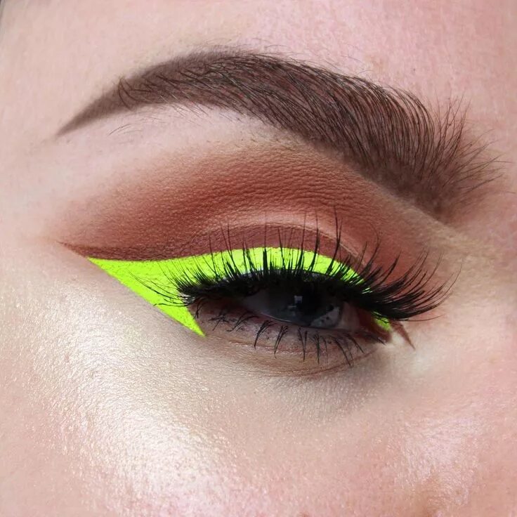 Eyeshadow new: eyeliner in shiny colours! in 2019 Grüner eyeliner, Eyeliner tren