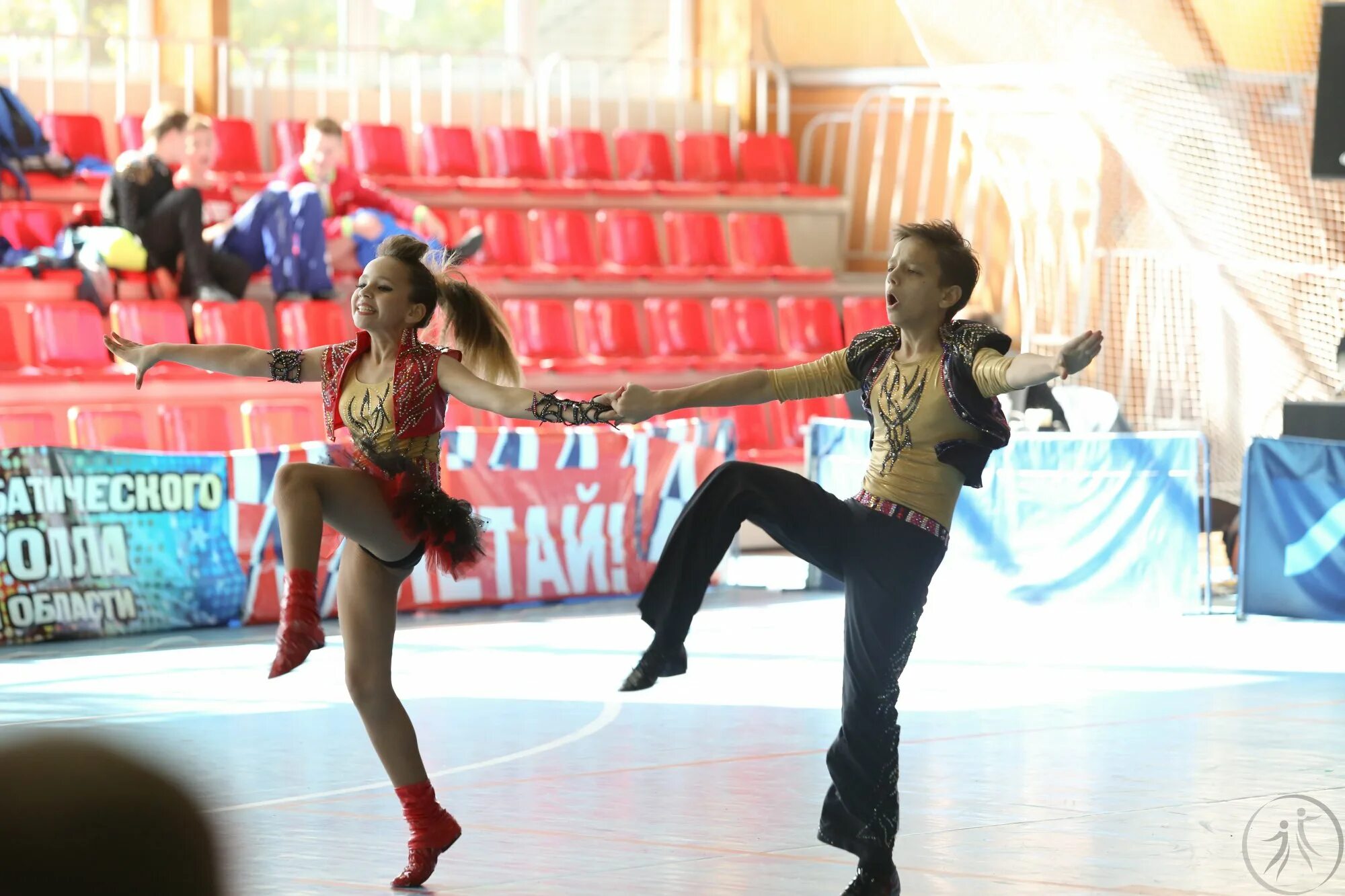 Класс рок н ролл. Акробатический рок-н-ролл дети. Акробатический рок-н-ролл соревнования. Ковалевская мария акробатический рок-н-ролл спб. История акробатического рок-н-ролла.