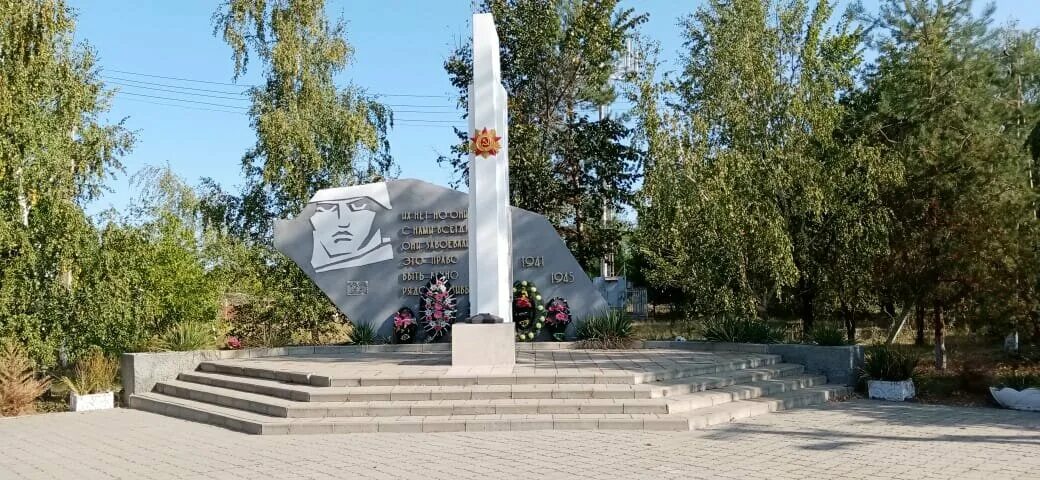 Погода рассвет староминский краснодарский. Староминский район Краснодарский край. Мемориал монумент Краснодарский край. Мемориал Староминская. Памятники в Староминской.