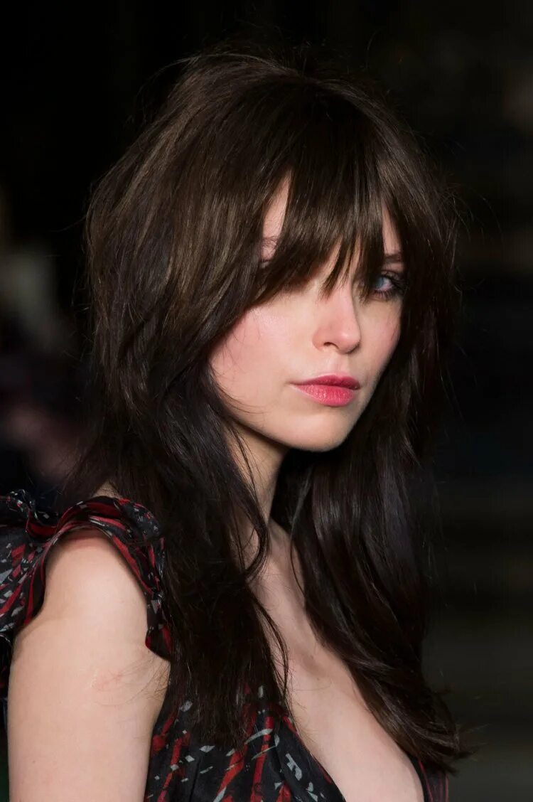 челка шторка на косой пробор 2021. прически с отросшей челкой на средние волосы.