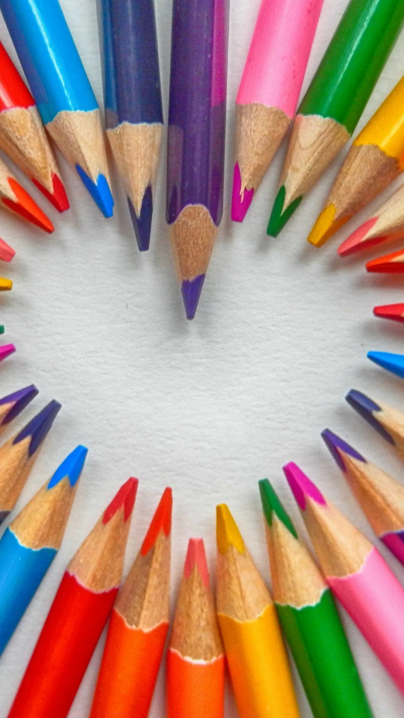 День цветных карандашей картинки. Карандаши цветные. Фон карандашом. Разные карандаши. День цветных карандашей.