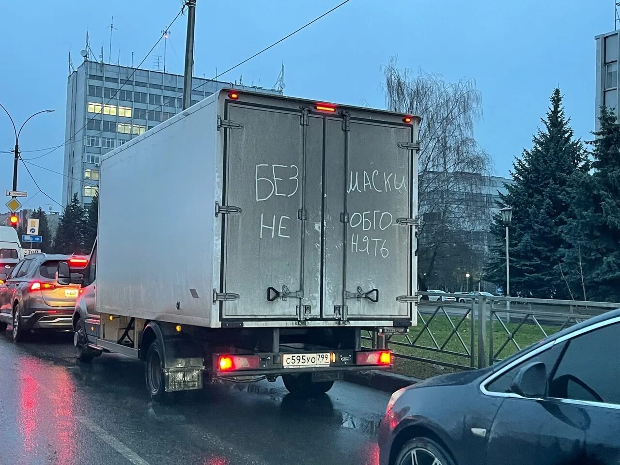 Ни в какие ворота не лезет значение. Ни в какие ворота не лезет. картинки не лезет ни в какие ворота. ни в какие ворота. не в какие ворота.