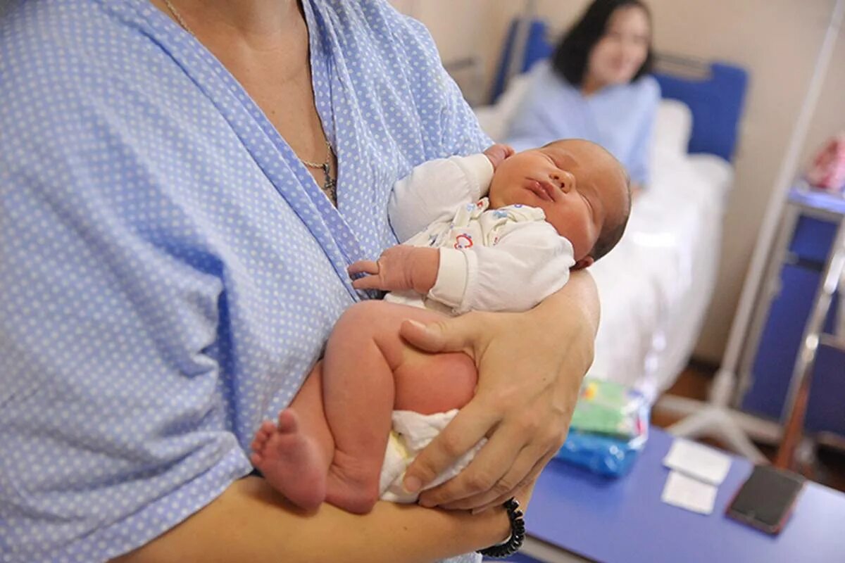 Выплаты с рождением первого ребенка. Сумма материнского капитала в 2019 году. Выплаты материнского капитала на первого ребенка. Инфографика про родившихся. Материнский капитал в 2020 году на 2 ребенка.