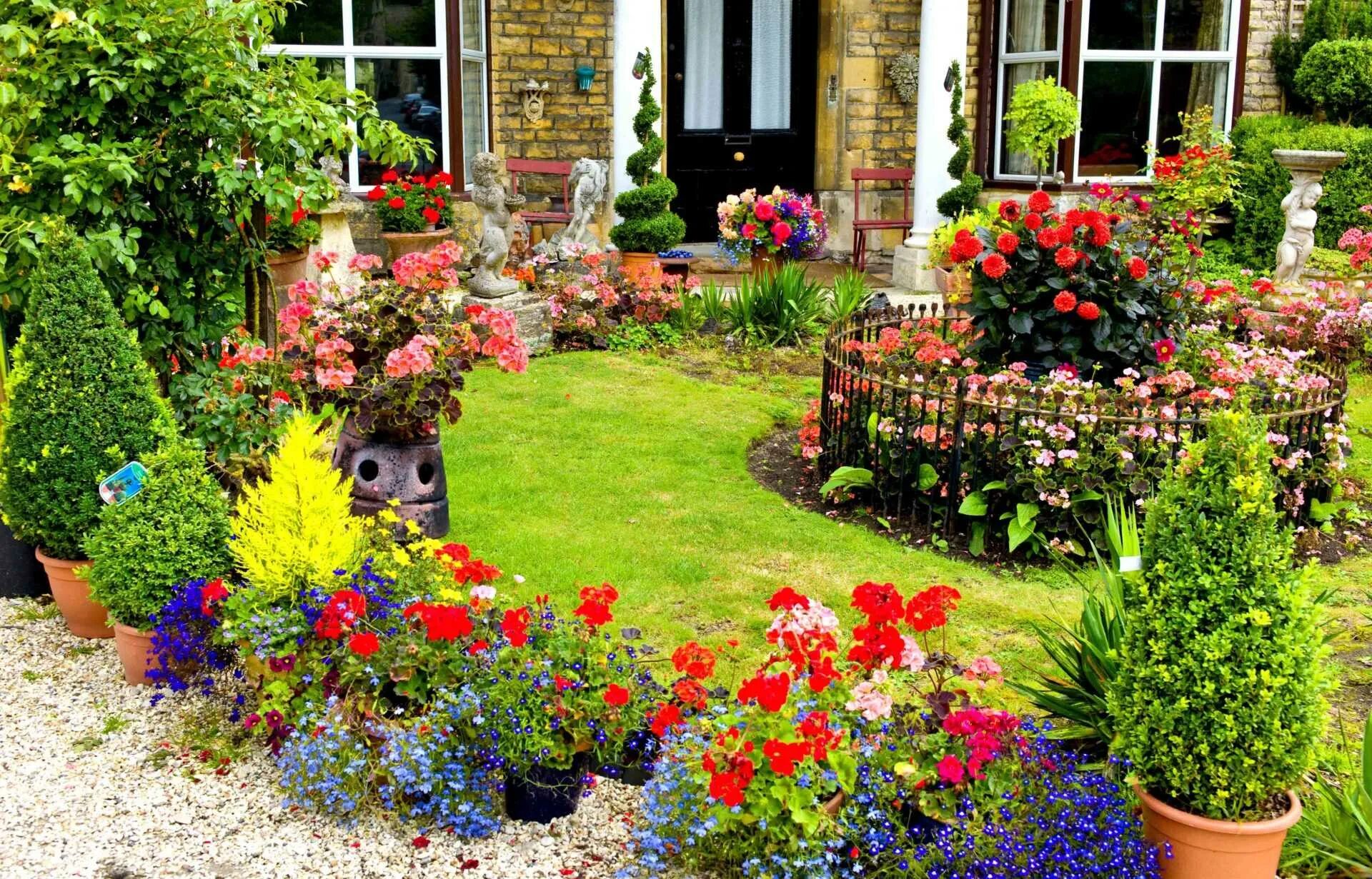 Фото клумбы с цветами возле дома. Палисадники в Англии. Палисадник Энфилд. Кантри Гарден стиль ландшафтный. Палисадник Каскад.