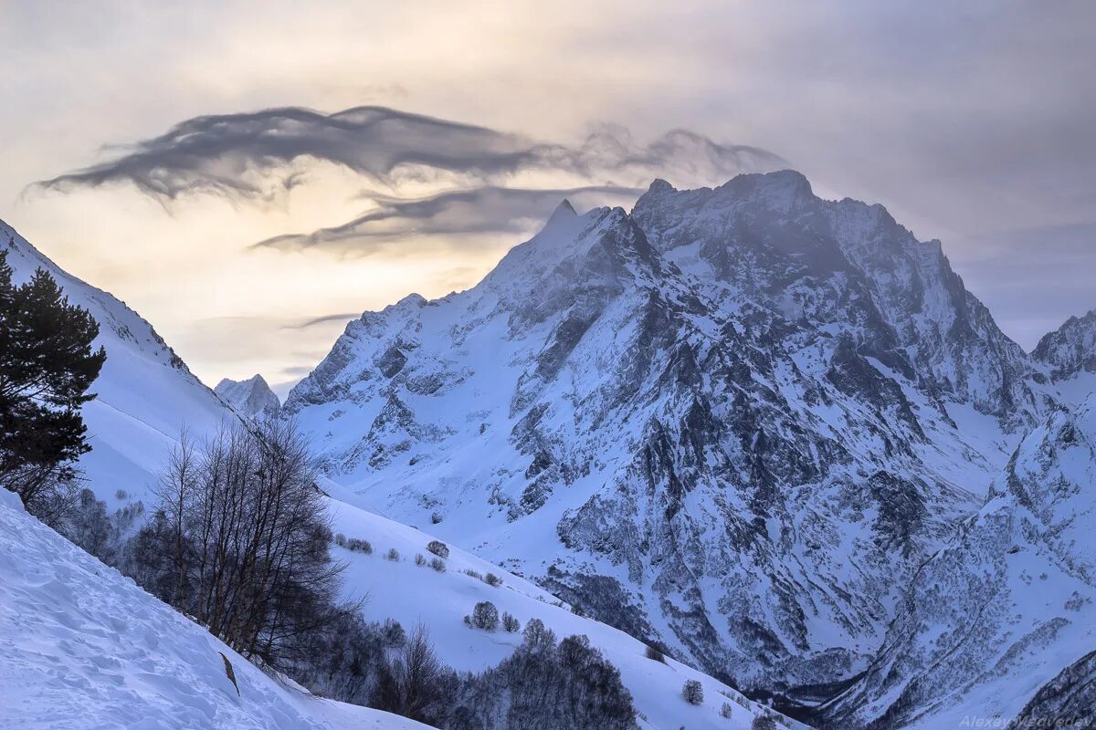 Теберда зимой. Домбай Ульген гора. Горы Кавказа Домбай Ульген. Гора Домбай-Ульген Карачаево-Черкесия. Кавказский хребет Домбай