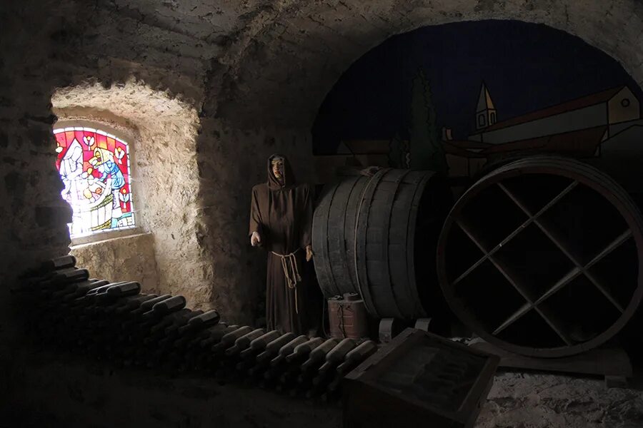 погреб титан классик. винный погреб в стиле классицизма. погреб в гараже. погреб тингард. пластиковый погреб титан.