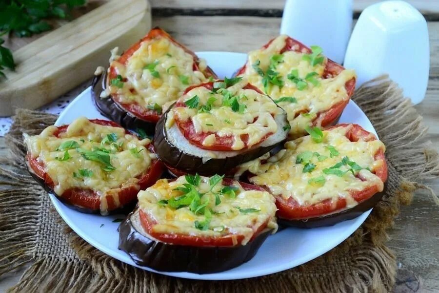 Баклажаны в духовке с помидорами и сыром и чесноком. Баклажаны в духовке с помидорами и сыром и чесноком в духовке. Баклажаны запеченные в духовке с помидорами и сыром. Баклажаны запеченные в духовке с помидорами и сыром и чесноком. Баклажаны помидоры чеснок рецепт духовка