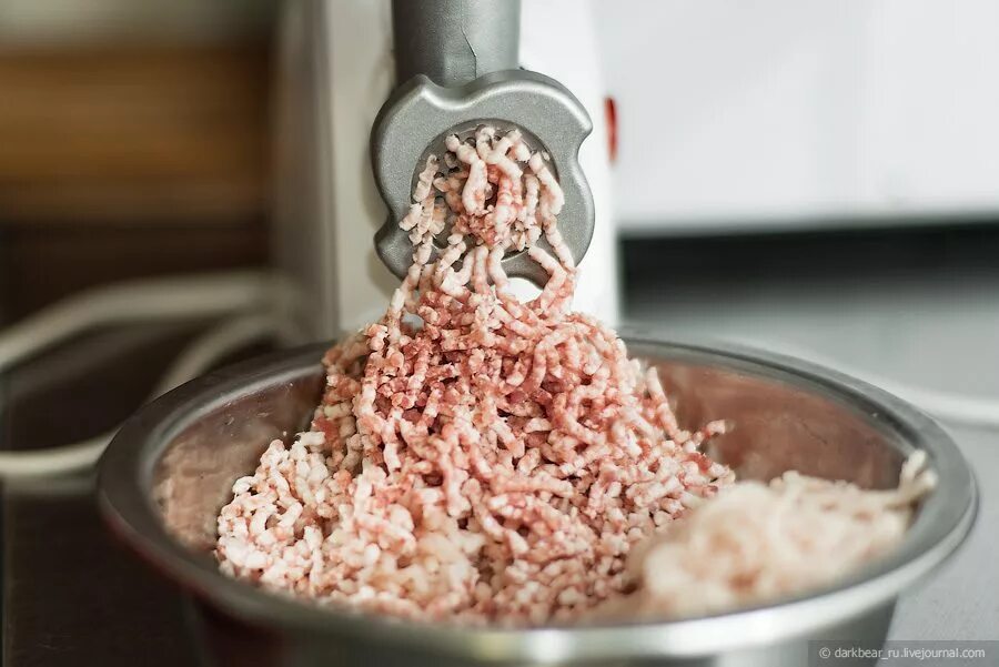 Рыбу через мясорубку с костями. Фарш рыбный. рыбный фарш через мясорубку. фарш готовый. фарш из щуки.