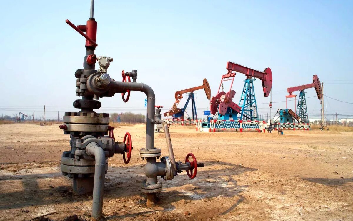 Скважина добычи нефти. Нефть. Нефтяная вышка. Нефтяная скважина республика коми. Скважина нефти.