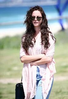 kaya-scodelario-in-ripped-jeans-on-the-gold-coast-in-queensland_6.