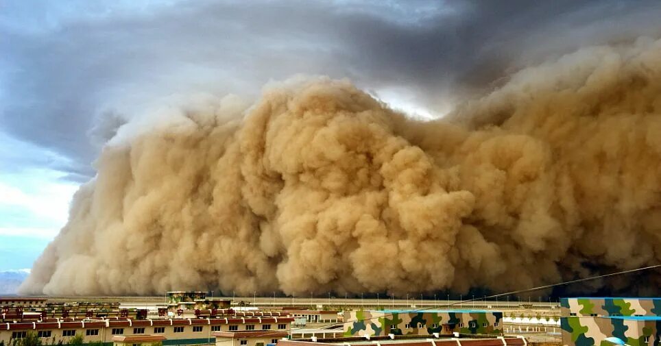 Самум это. Самум Песчаная буря. Песчаная буря Хабуб. Самум в пустыне. Желтое море пыльная буря.
