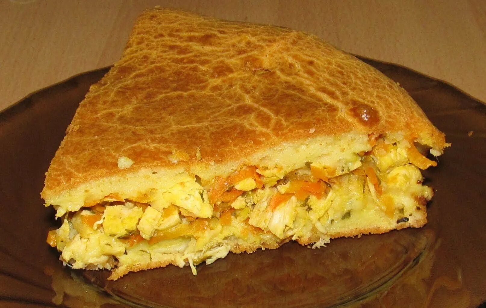 Заливной куриный пирог. Пирог с курицей и сыром. Заливной пирог с курицей и грибами. Заливной куриный пирог. Пирог куриный киш.