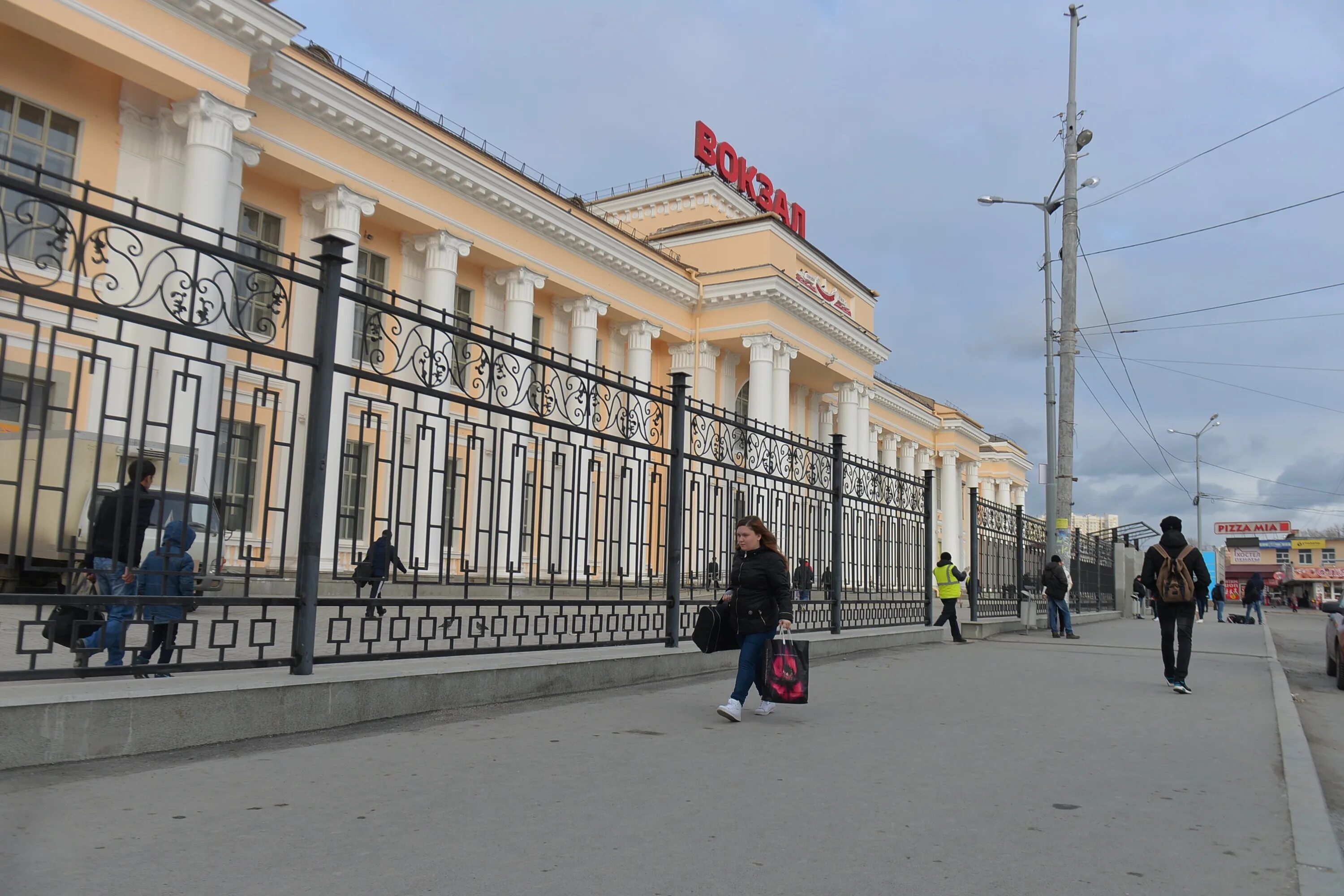 Ржд екатеринбург телефон. Ж/Д вокзал Екатеринбург. ЖД вокзал Екатеринбург пассажирский. РЖД вокзал Екатеринбург. Вокзальная улица 22 Екатеринбург.