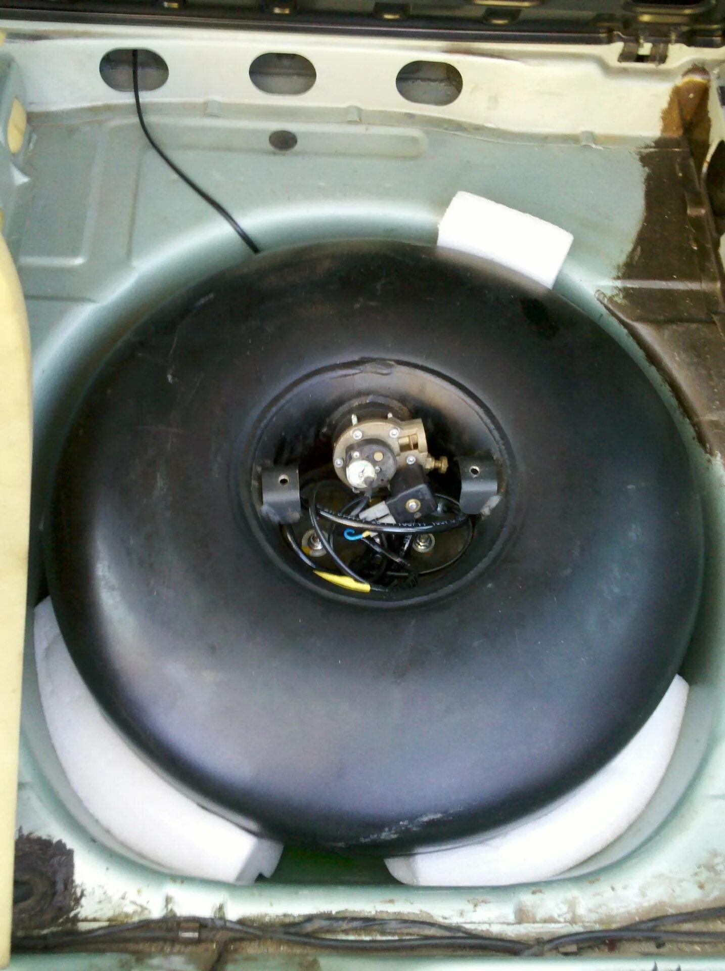 Слив конденсата с газового баллона. Гбо 4 баллон. Монтажная пена с длинной трубкой. Ресивер из газового баллона. Газовый баллон гбо.