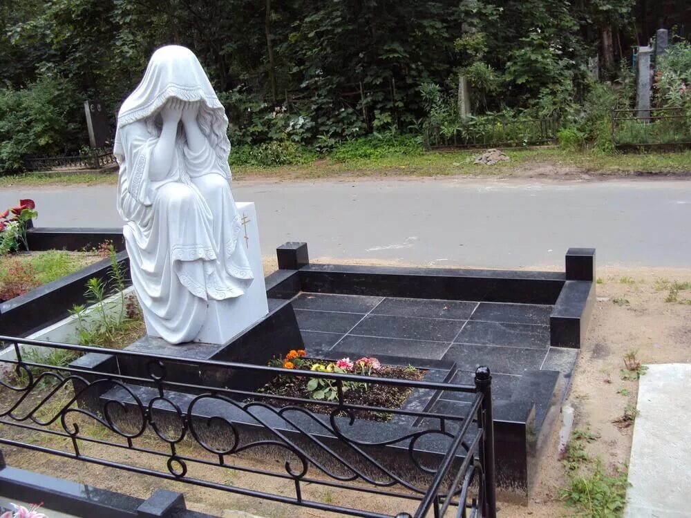 Матерь божья на кладбище. Надпись на могильной плите. Красивые гранитные памятники. Матерь божья на кладбище. Памятник с скорбящей на могилу.