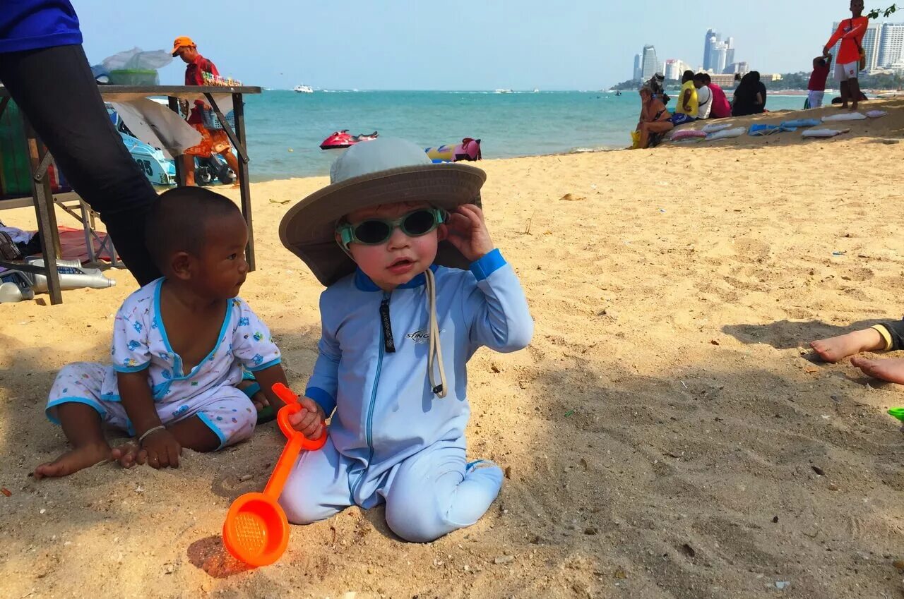 Морские экскурсии с детьми паттайя. Малыш на пляже. Паттайя с детьми. Паттайя с детьми. Тайланд дети.