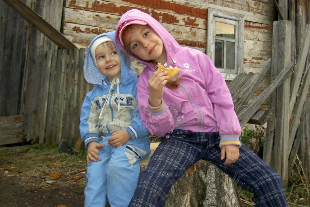 Сколько градусов в деревне. Лето у бабушки в деревне. Бабушка в деревне. Сельские дети. Поездка к бабушке в деревню.