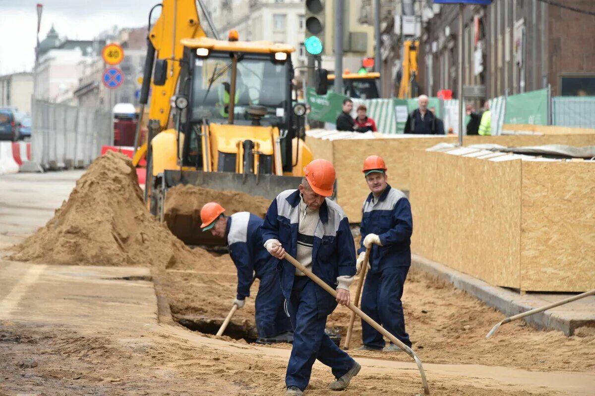 Большой офис с сотрудниками. Офис с сотрудниками. Где работают люди в городе. Команда за компьютером. Где работают люди в городе.