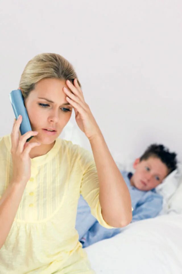 ребенок болеет. детская агрессия и телевизор. Runny nose. пациент с телефоном. мать с больным младенцем мобильник.