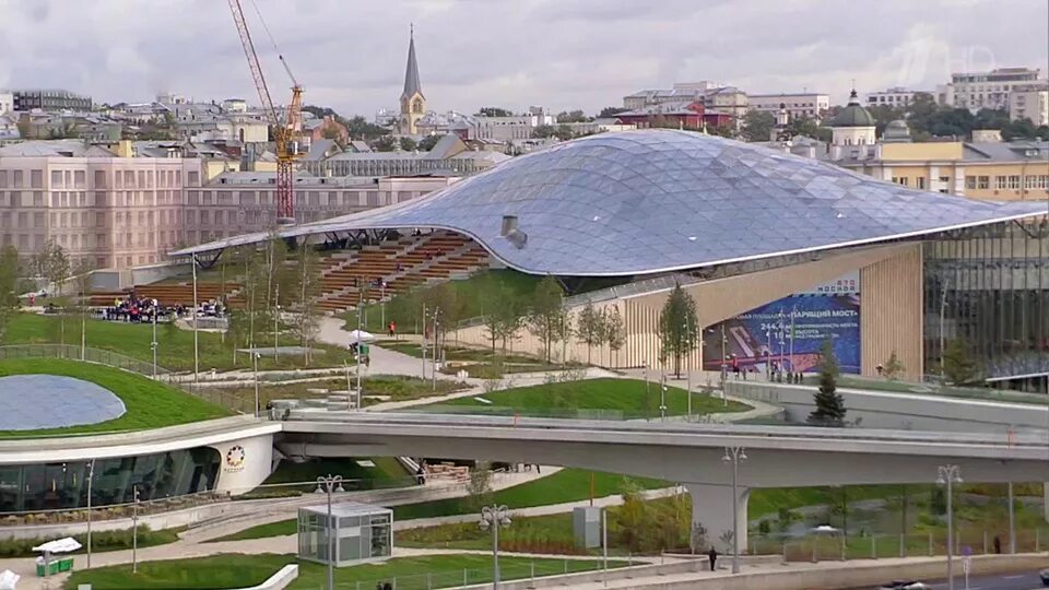 Парк зарядье лето. 2. Красная площадь парк зарядье. Сквер екатеринбург церковь. Парк зарядье 2024.