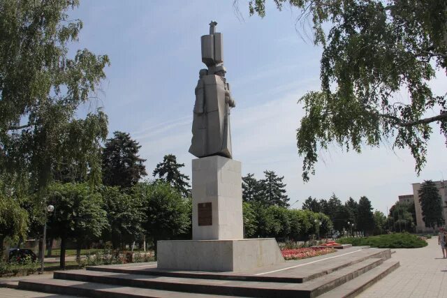 Сайт ст ленинградской. Станица Ленинградская Краснодарский вечный огонь. Вечный огонь станица Ленинградская. Площадь станицы Ленинградской Краснодарского края. Парк станицы Ленинградской Краснодарского края.