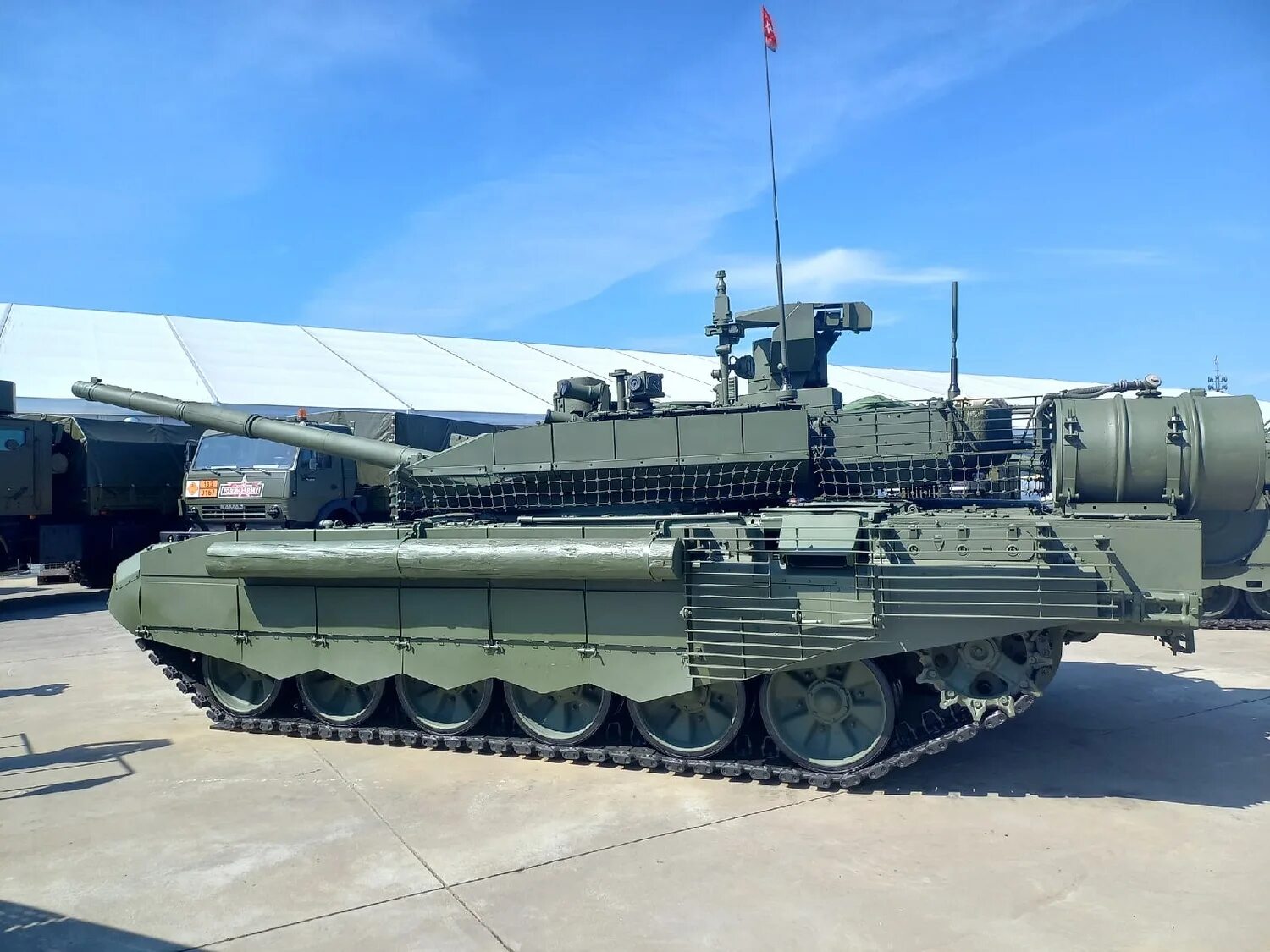 Двигатель т90. Т-90мс. Танк т90 сбоку. Биздюн автомобиль т90. Биздюн автомобиль т90.