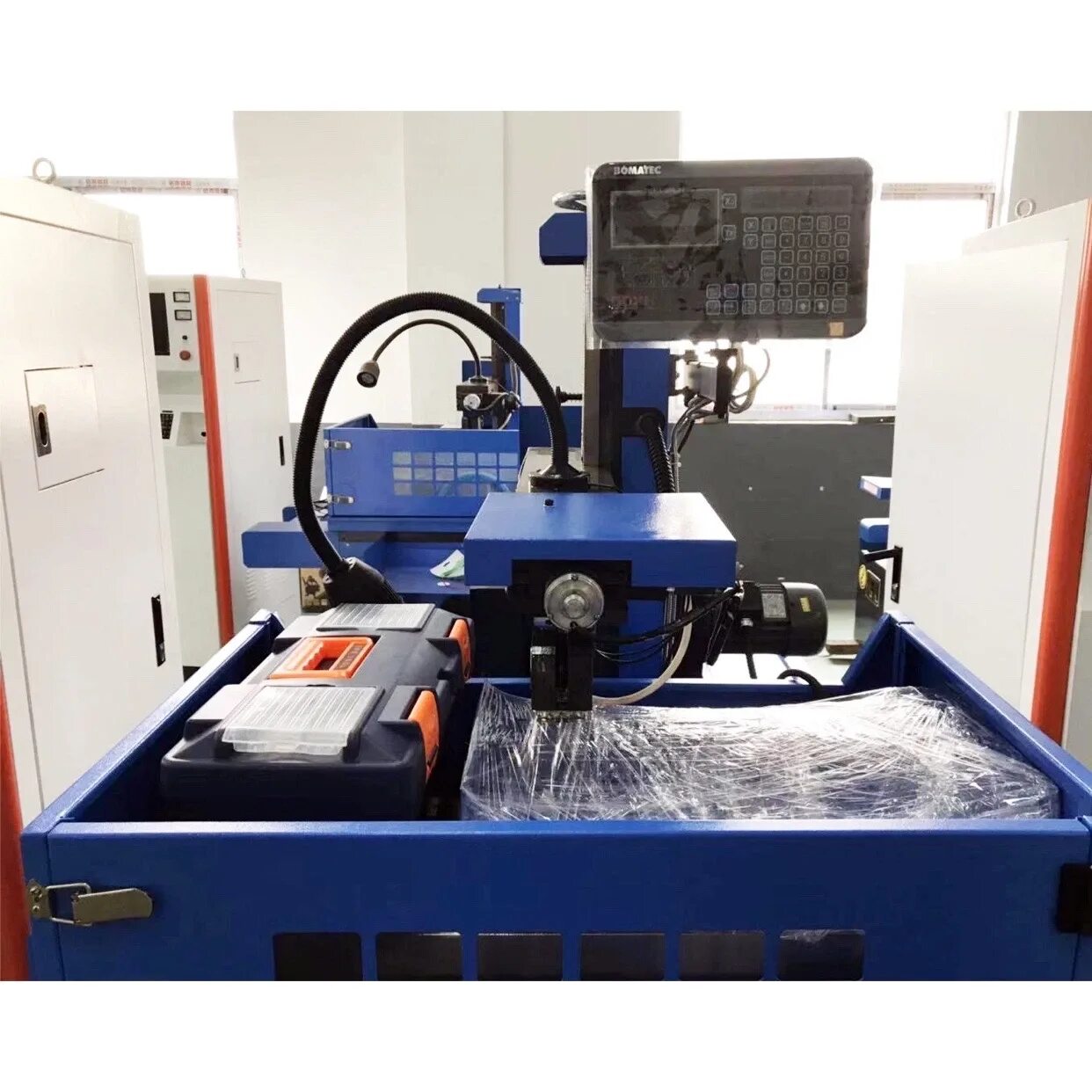 Станок резкой проволокой. Резка на электроэрозионном станке. Электроэрозия электродом. Электроэрозия электродом. Электроэрозионный станок supercut 734.