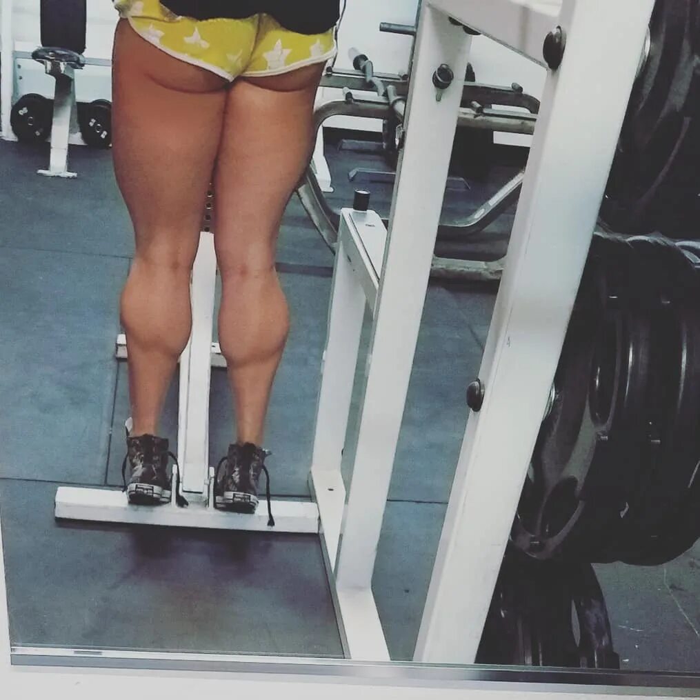 Strong legs. Renee Calves. Икроножные мышцы у женщин. Yoli Rae. Паула Лейн Calves.