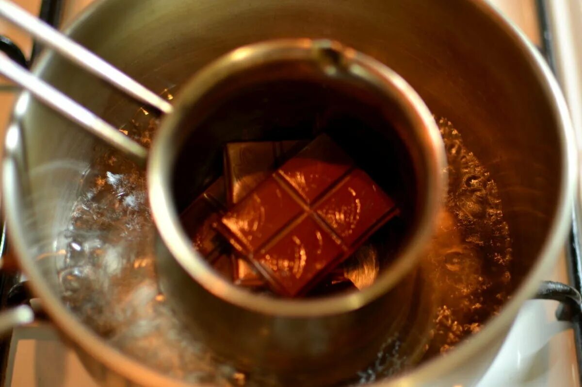Водяная баня для шоколада. Растопленный шоколад. Паровая баня для шоколада. Растопить шоколад на водяной бане.