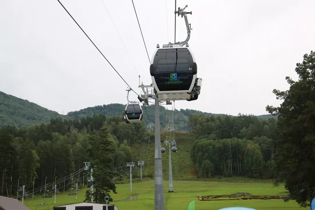 Канатная дорога алтай манжерок. Канатно-кресельный подъемник манжерок. Гора синюха манжерок подъемник. Канатная дорога алтай манжерок. Манжерок гора канатная дорога.