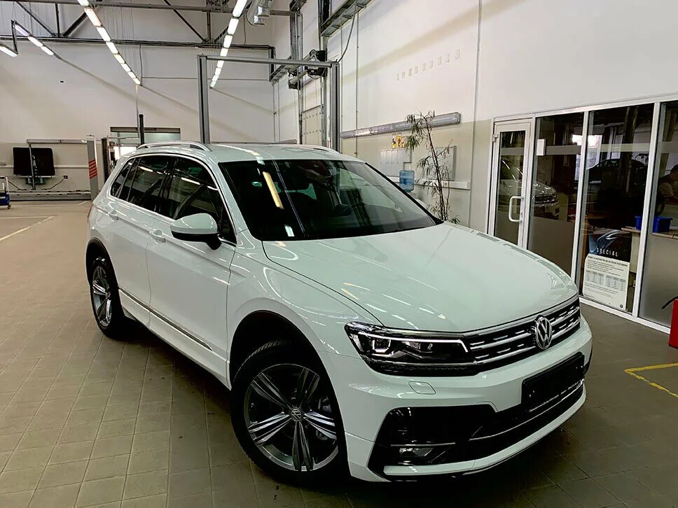 Volkswagen tiguan полный. Фольксваген Тигуан 2020. Volkswagen Tiguan 2020 White. VW Tiguan 2020 Рестайлинг. Фольксваген Тигуан 2020 белый.