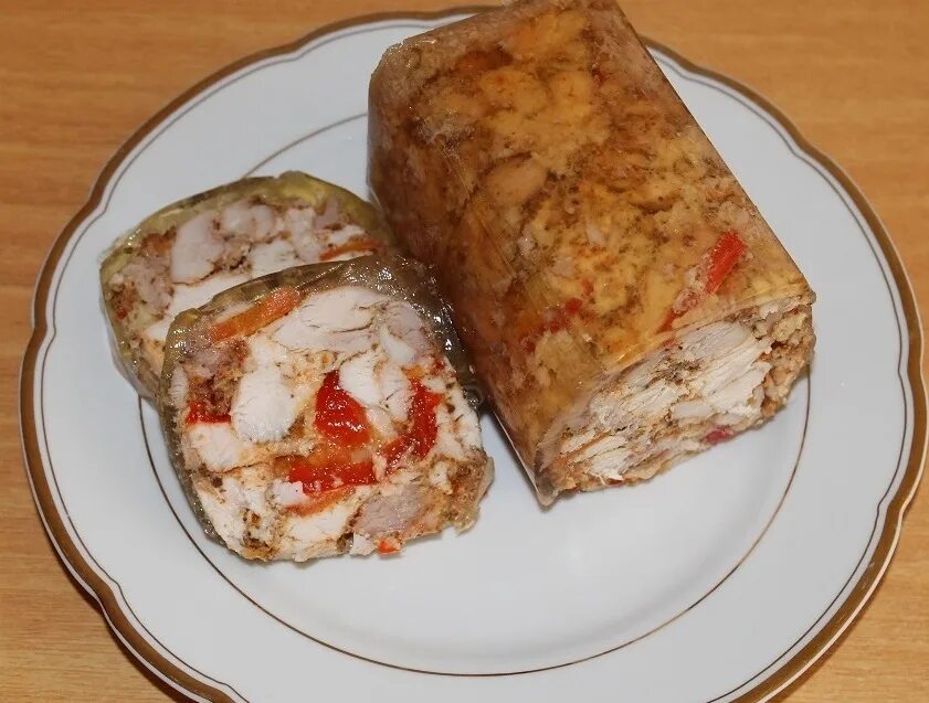Рулада. Рулет из курицы с желатином. Мраморный рулет из курицы. Курица с желатином в духовке. Куриный рулет с желатином.