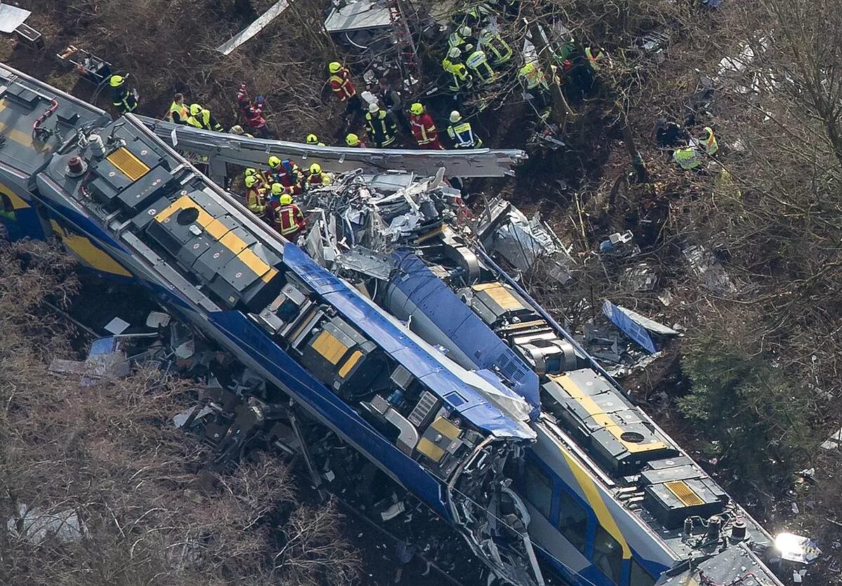 Происшествия крушение. Крушение поезда Германия 1998. Аварии в Германии крушение поезда. Транспортныекатострофы. Транспортные катастрофы.