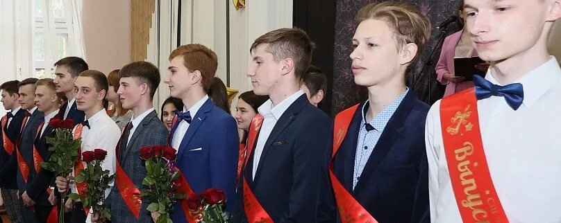 Гимназия 12 минск. Школа 1103. Школа 1324 выпускной 2017. Школа 1103 выпускники 2000. Слет одиннадцатиклассников.