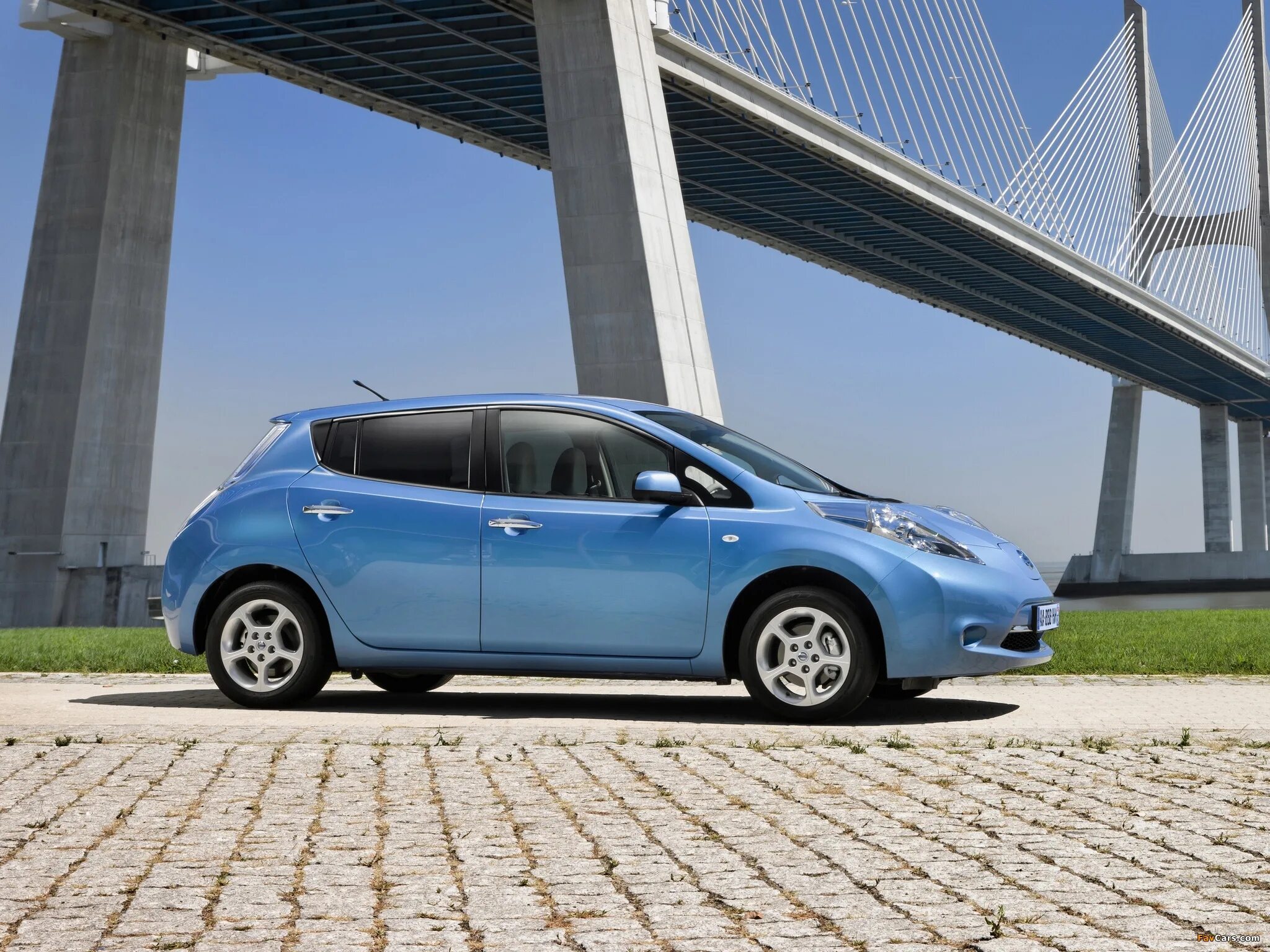 Ниссан первого поколения. Nissan Leaf 2010. Nissan Leaf 2. Ниссан лиф 1 поколения. Nissan Leaf 2010-2017.