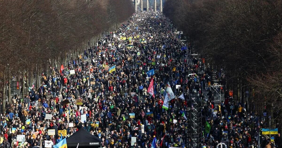 Митинги в Германии 2022. Антивоенные протесты в Германии. Митинги против войны с Украиной. Украинские митинги в Германии.