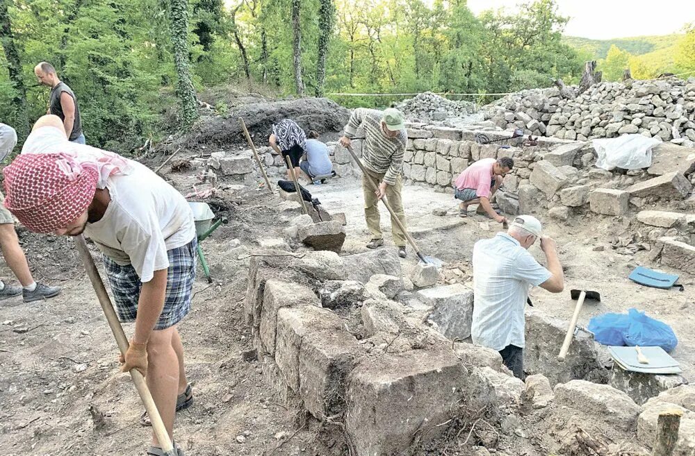 Раскопки в Крыму. Археолог. Археологические находки.