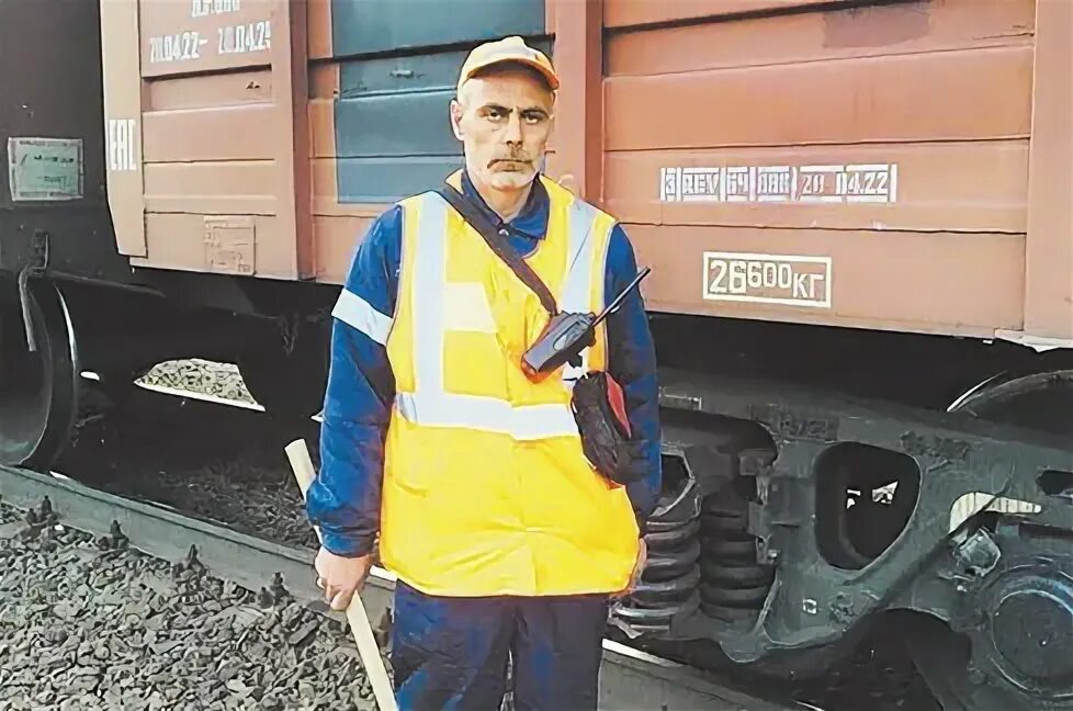 Инженер железнодорожник. Осмотрщик ремонтник вагонов. Зарплата осмотрщика вагонов. Составитель вагонов. Фонарь осмотрщика вагонов.
