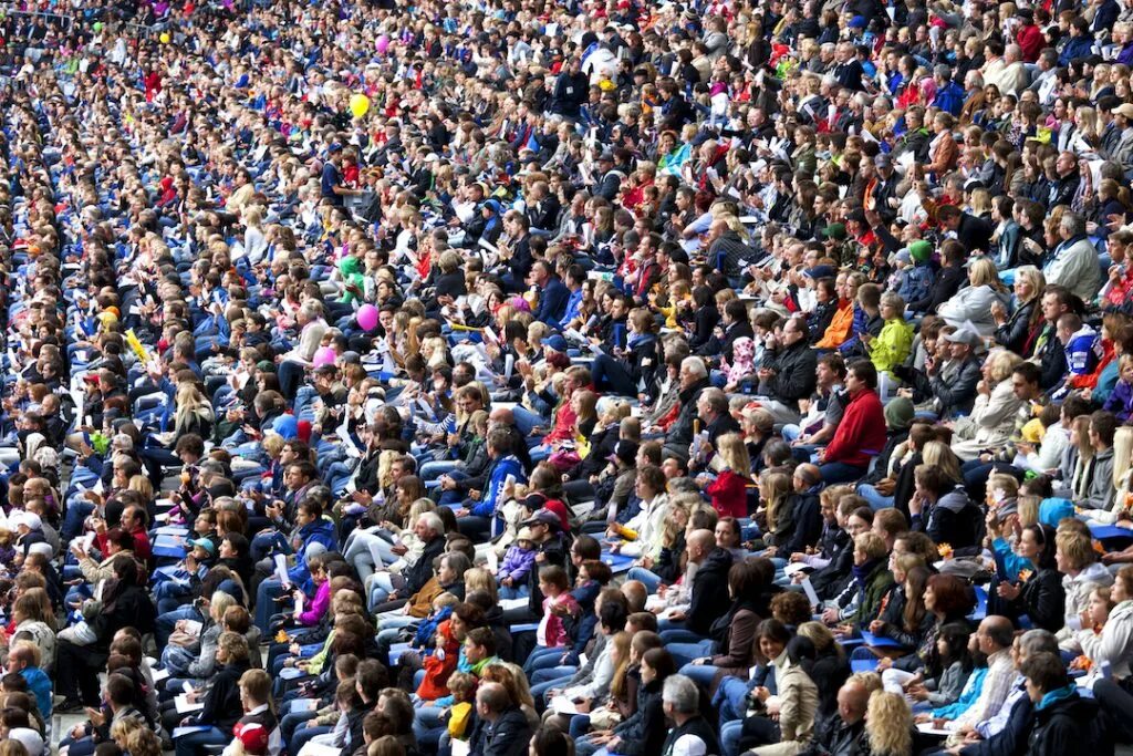 Crowd games гармония. Спортивная толпа. Толпа и публика различия. Толпа на спортивном мероприятии. Экспрессивная толпа картинки.