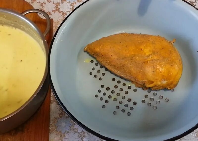 Куриные грудки в молоке. Курица вареная в молоке. куриная грудка в молоке без варки. куриное филе в молоке. грудка в молоке на сковороде.