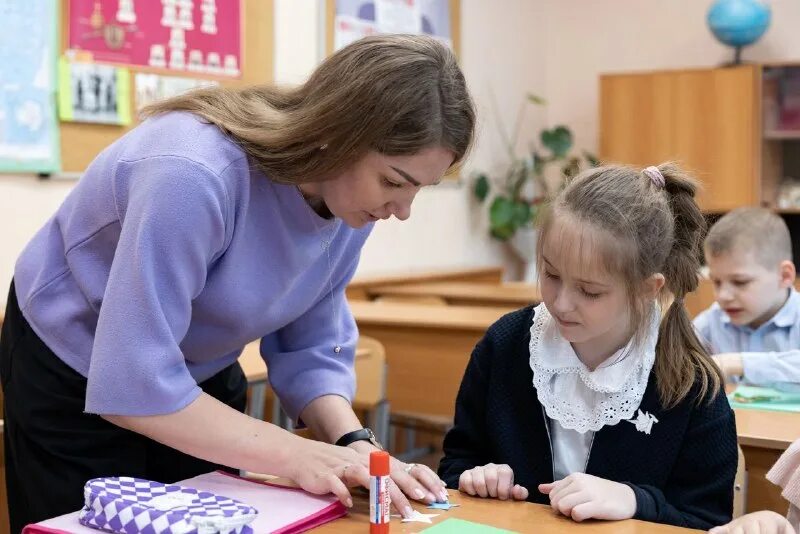 Руководители кружков в школе. Работа кружка художественное слово в доме культуры фото. Руководство школы. Руководитель кружка показывает детям. Курсы для руководителя кружка прикладное творчеству.