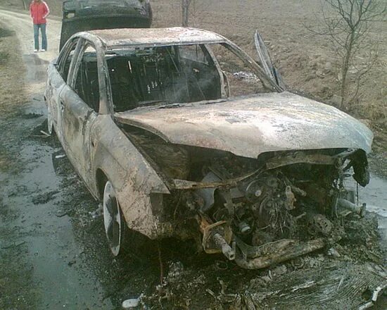 Горела ауди 100. Горела ауди 100. Сгоревшие автомобили ауди. Сгоревшая ауди а4. Сгоревшая ауди 100 фото.
