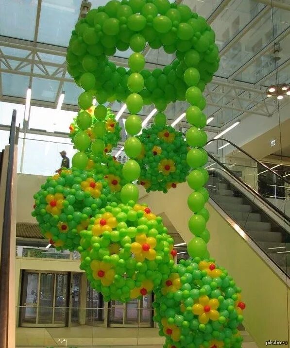 Воздушные шарики деревья. Украшение шарами. Украшение магазина шарами. Дерево из шариков.