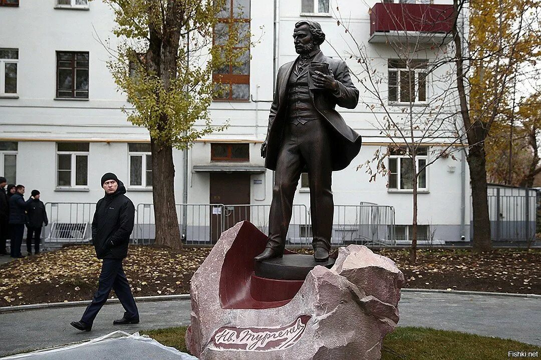 Памятник 2 писателям. Памятник Тургенева в Москве. Памятник Тургенева на Остоженке. Памятник Ивану Тургеневу в Москве. Памятник Тургеневу в СПБ.