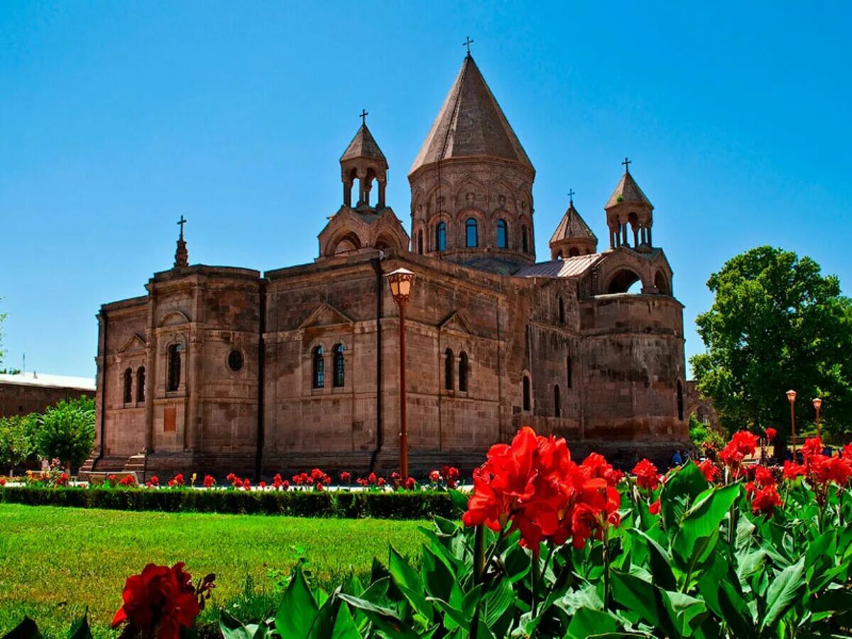 Почему армянский церковь. Эчмиадзинский монастырь Вагаршапат. Святой Эчмиадзин храм Армения.